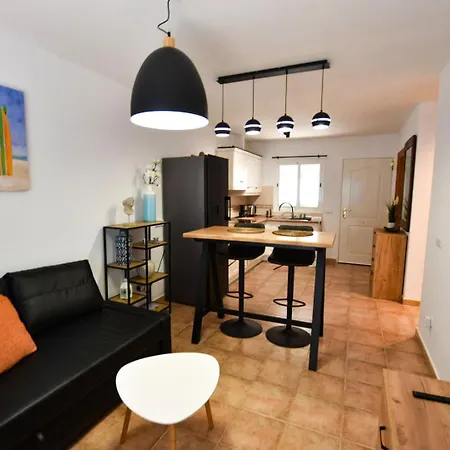 Book Jet - Sunny With Garden And Wifi Holiday home *